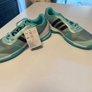 New with tags Adidas tennis shoe. Size 9 1/2